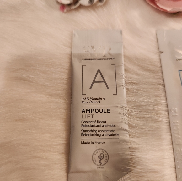 Free w Purchase skincare samples - Picture 2 of 4